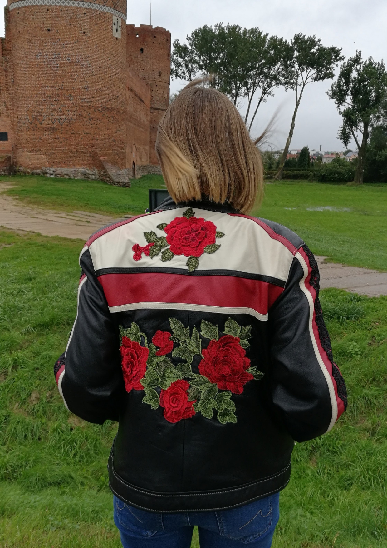 Zuza Barczak kurtka skórzana w róże (1) page